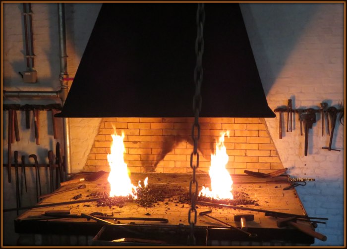 Het ijzer met heet vuur smeden